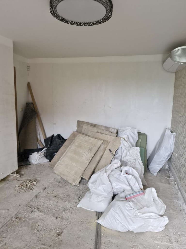 Statybinės atliekos bute – maišai ir plokštės