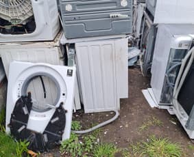 Senų skalbyklių ir buitinės technikos krūva – paruošta išvežimui